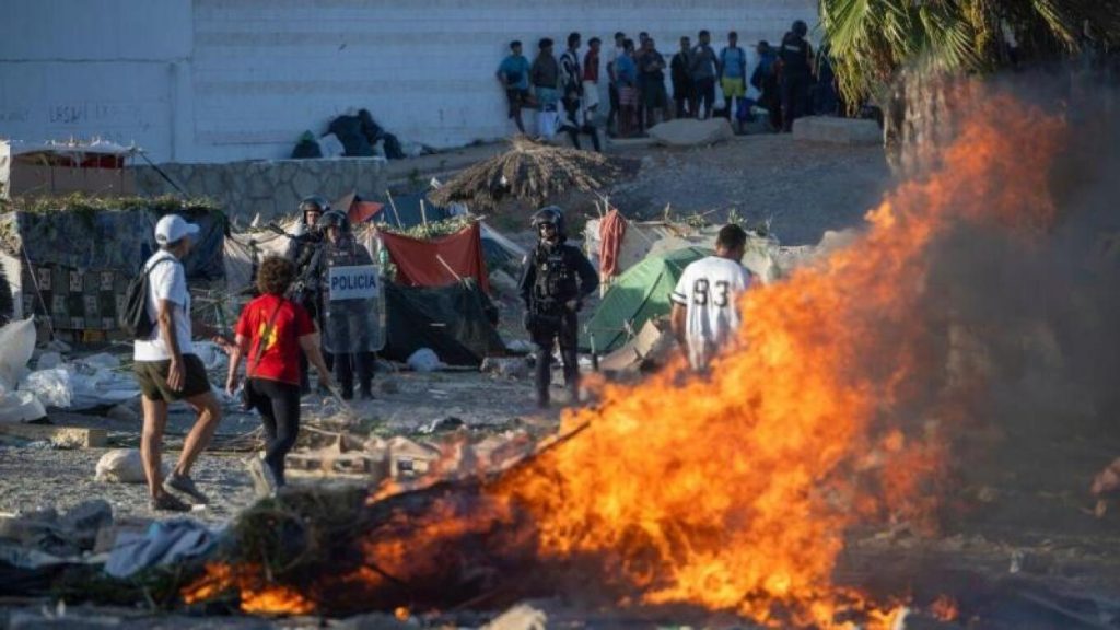 Ξεφεύγει πάλι η κατάσταση στη Θέουτα: Κάτοικοι καίνε σκηνές μεταναστών και μπλοκάρουν τη διανομή φαγητού, δείτε βίντεο