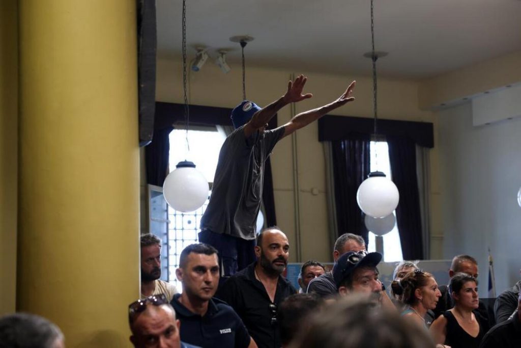 Λέσβος: Έξαλλοι κτηνοτρόφοι «μπούκαραν» στη συνεδρίαση για τον αφθώδη πυρετό