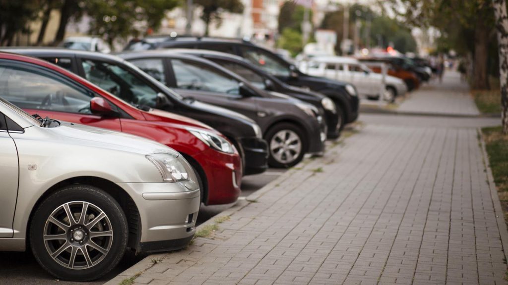 Πρόστιμο 1.500 ευρώ για πινακίδες έξω από σπίτια και επιχειρήσεις