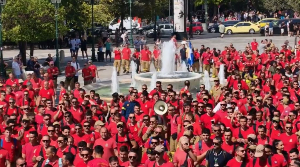 «Ήρθε η ώρα να βγάλουμε τα μπεζ, οι καταστροφές δεν είναι εποχικές»: Στους δρόμους οι εποχικοί πυροσβέστες - ΒΙΝΤΕΟ