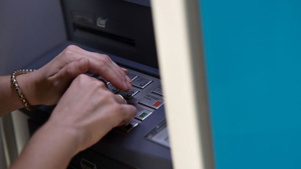 Συναγερμός για τις νέες απάτες: Έτσι επιχειρούν οι επιτήδειοι να κλέψουν τους τραπεζικούς λογαριασμούς