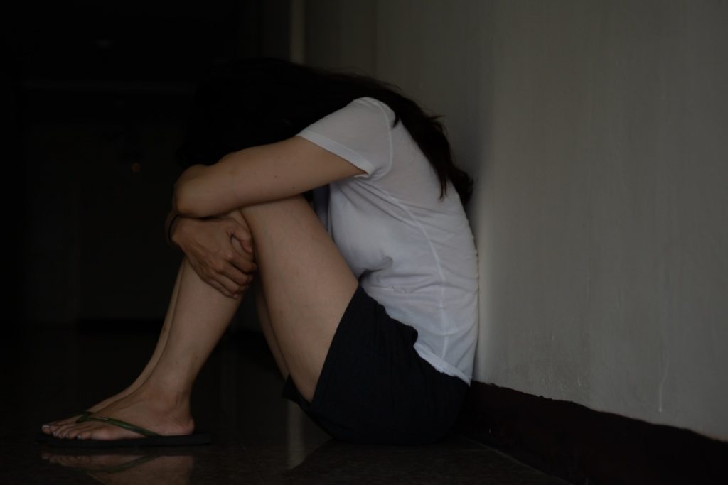 Σοκ στη Βρετανία: 60χρονος στο εδώλιο για κακοποίηση της συζύγου του επί δύο δεκαετίες