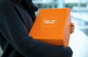 Shein και Temu: Νέο περιβαλλοντικό τέλος στη Γαλλία – Πόσο ακριβότερα γίνονται τα ρούχα