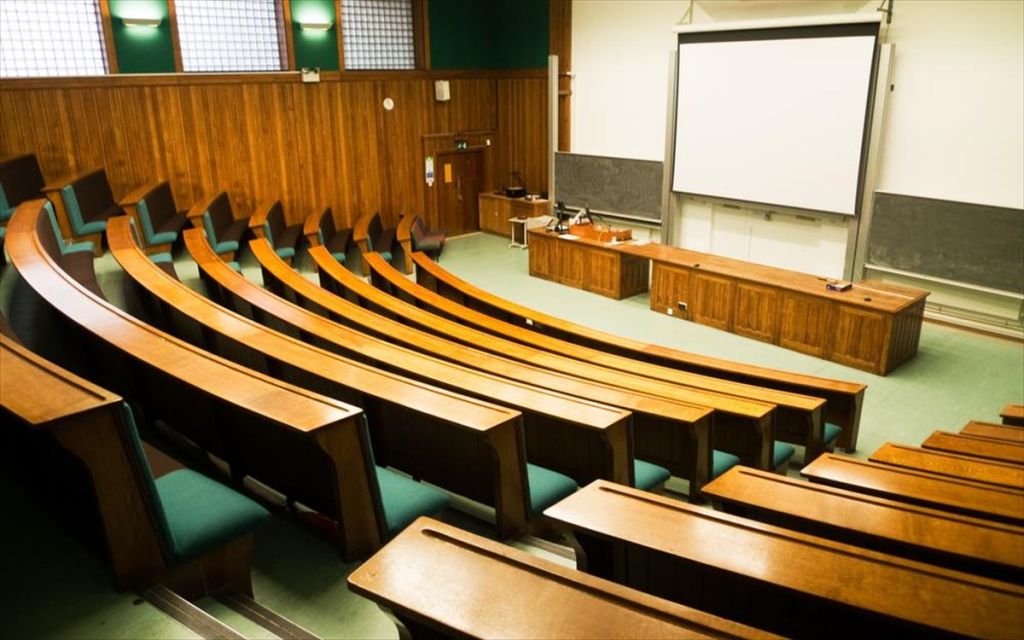 Το πρόβλημα των ελληνικών πανεπιστημίων: Αναλφάβητοι πτυχιούχοι, over-qualification και skills χωρίς ζήτηση