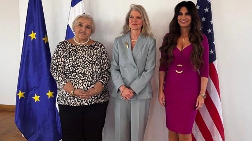 Με την υφυπουργό Εξωτερικών των ΗΠΑ Άλισον Χούκερ, συναντήθηκε σήμερα η Αλεξάνδρα Παπαδοπούλου