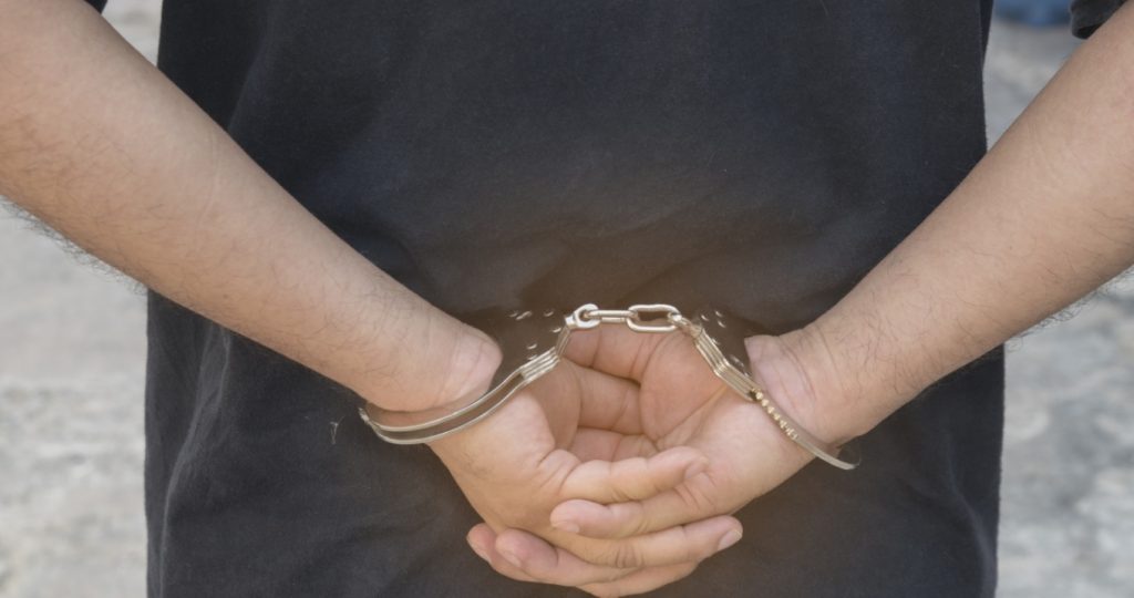 Θεσσαλονίκη: Στη φυλακή νεαρός που απειλούσε να σκοτώσει τη μητέρα του - Είχε επηρεαστεί από τηλεοπτικές σειρές