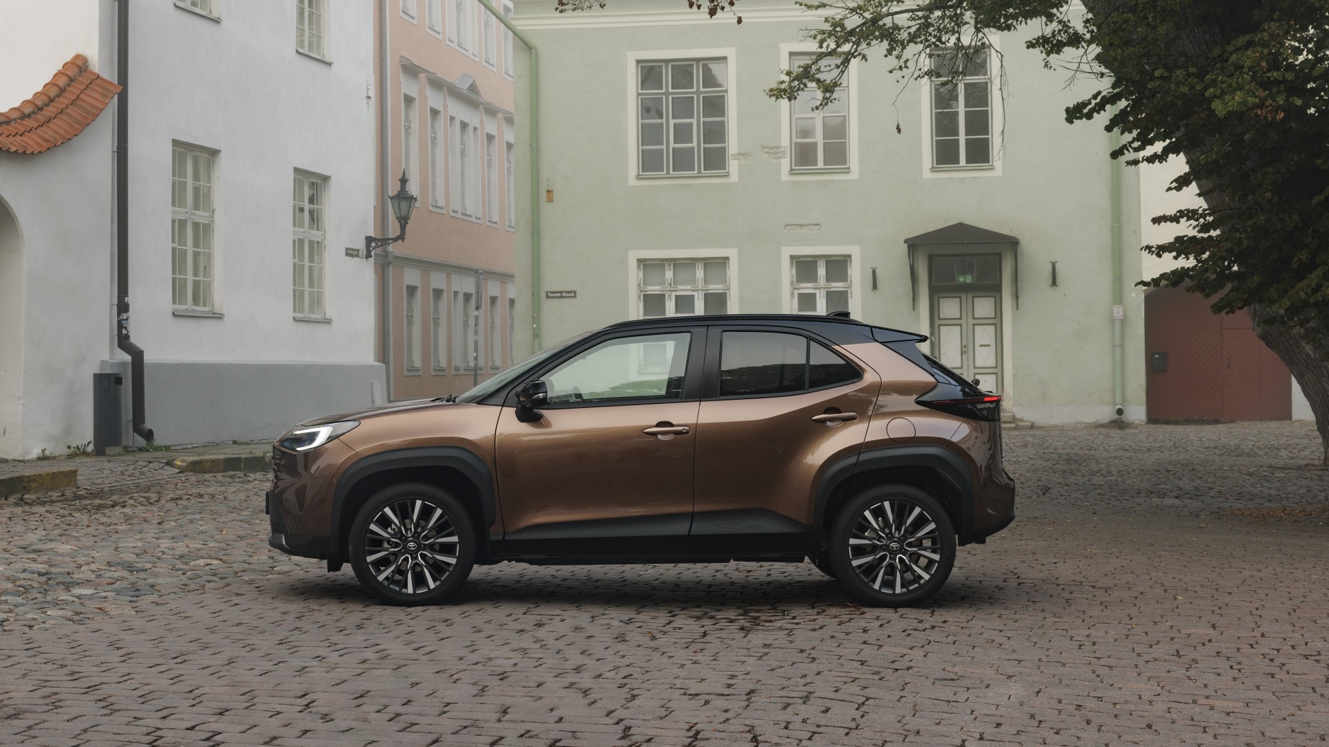 Toyota Yaris Cross: Μια βόλτα στη «Χώρα των Θαυμάτων» με το best-seller της ελληνικής αγοράς