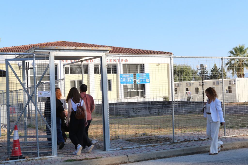 Δίκη για τα Τέμπη: «Εγώ έτσι σας την παρέδωσα» - Με τη φωτογραφία της κόρης του στα χέρια κατέθεσε ο πατέρας της Φραντζέσκας Μπέζα