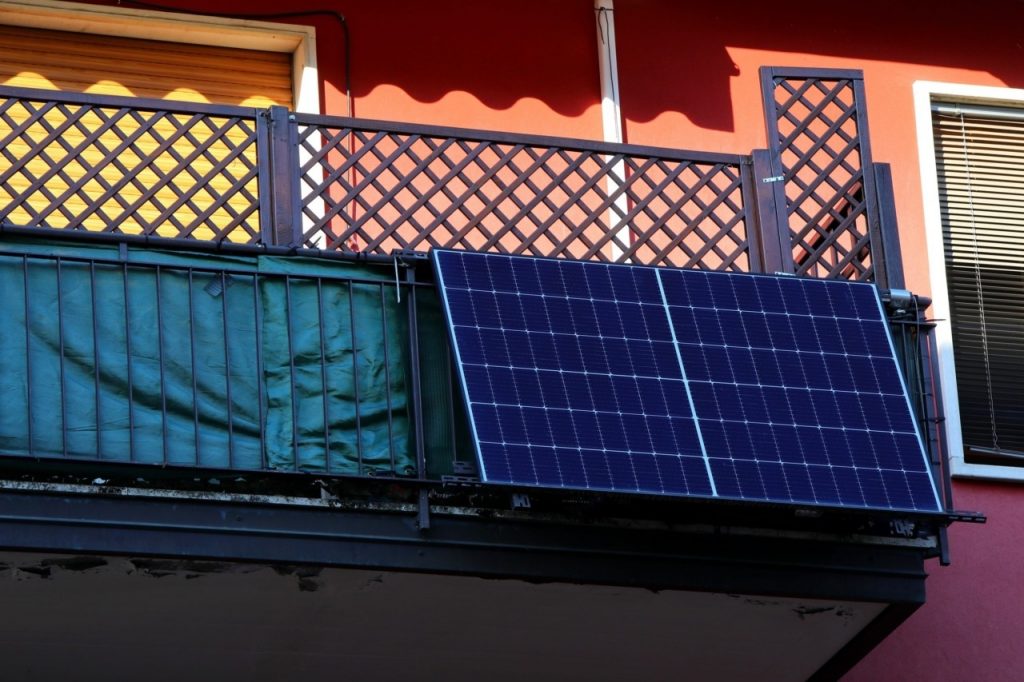 260915140252_fotovoltaika-balcony-123RF-1280×853