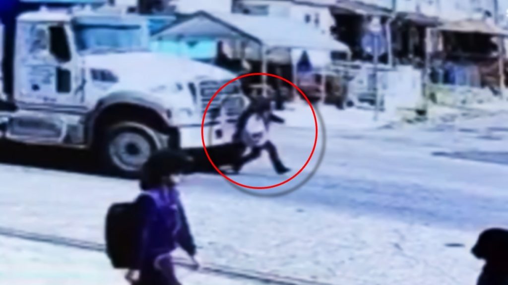 Σοκαριστικό βίντεο: Φορτηγό παρασύρει κοριτσάκι – Κοιτούσε το κινητό και βρέθηκε κάτω από τις ρόδες