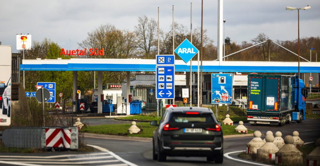 Γερμανία: Στα 2,45 ευρώ το ντίζελ, σε τροχιά ρεκόρ τα καύσιμα - Σε ετοιμότητα ο Μερτς για την αναχαίτιση των τιμών
