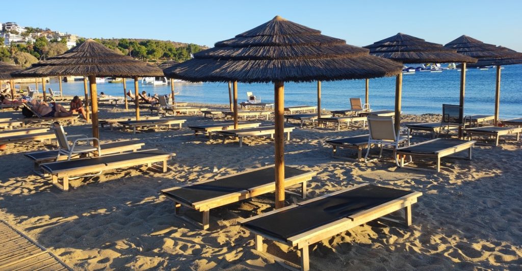 Βουλιαγμένη: Συνελήφθη και η 21χρονη που ήταν με τον 76χρονο μετά τον θάνατο του 82χρονου στην πλαζ - Κατηγορείται για συνέργεια