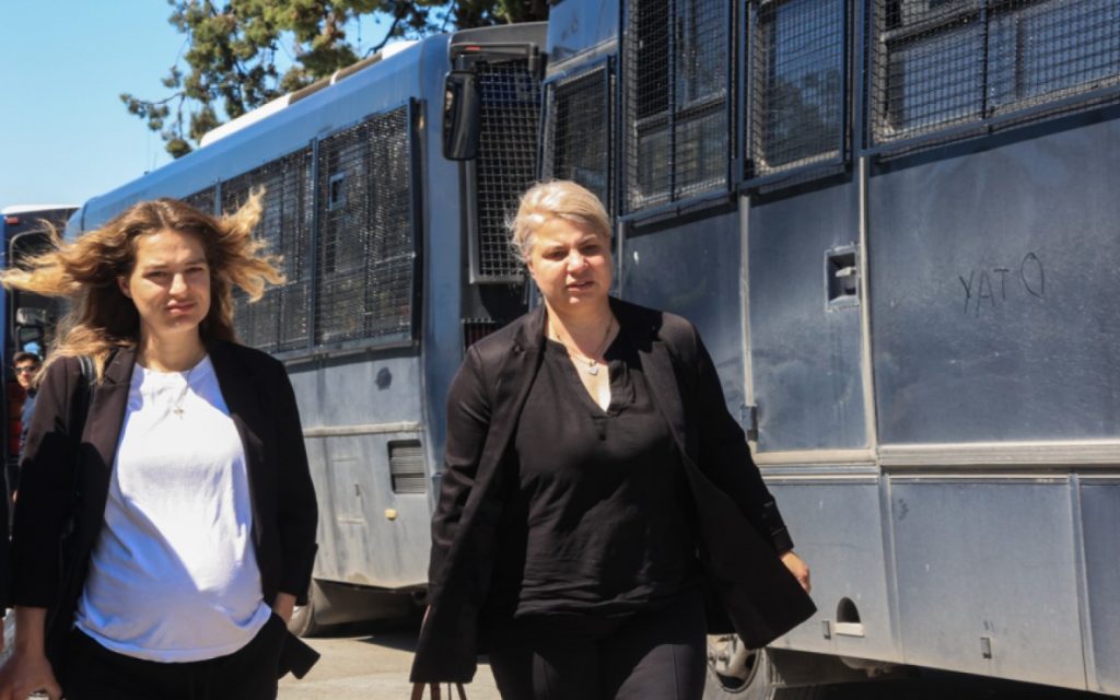 Δίκη για τα Τέμπη: Λύγισε η μητέρα της Κλαούντια Λάτα - «Η κόρη μου πέθανε αβοήθητη μέσα σε ένα βαγόνι»