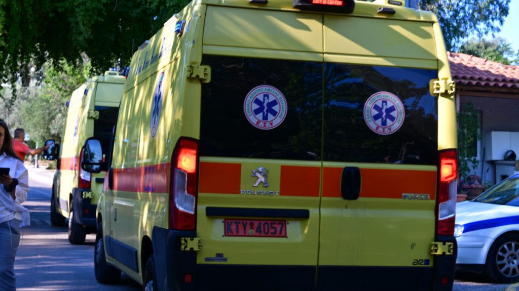 Τραγωδία στη Σύρο: Πέθανε ο 72χρονος που εγκλωβίστηκε κάτω από το ΙΧ του ενώ το έπλενε - Τι εξετάζουν οι Αρχές