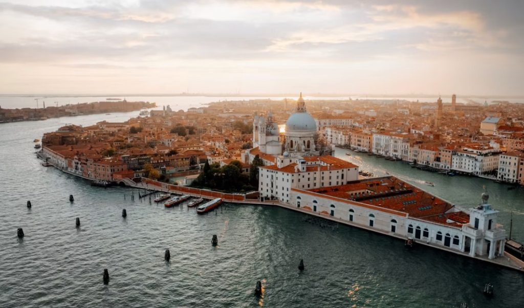 260921184553_venetia
