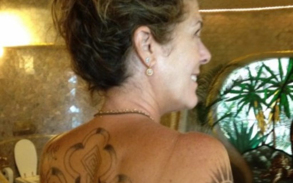 260922220443_rita-wilson-tattoo-stauros
