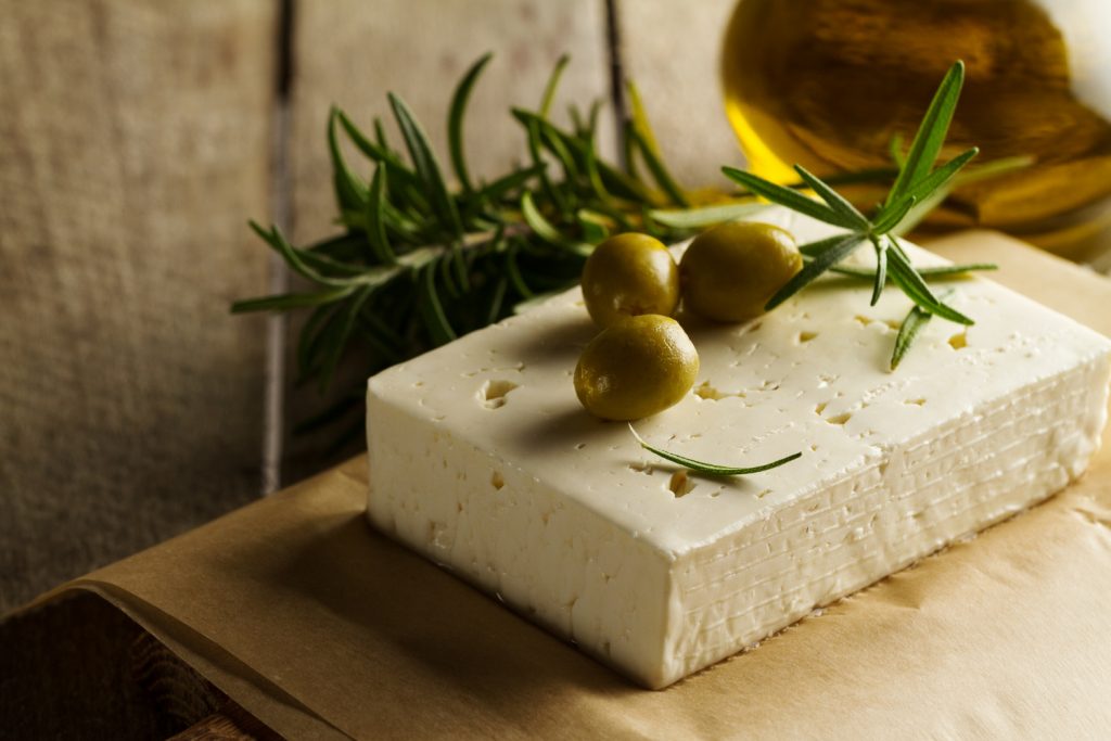 Κερδοσκοπία στις πλάτες των καταναλωτών με τη «μαϊμού» φέτα και τα σιτηρά