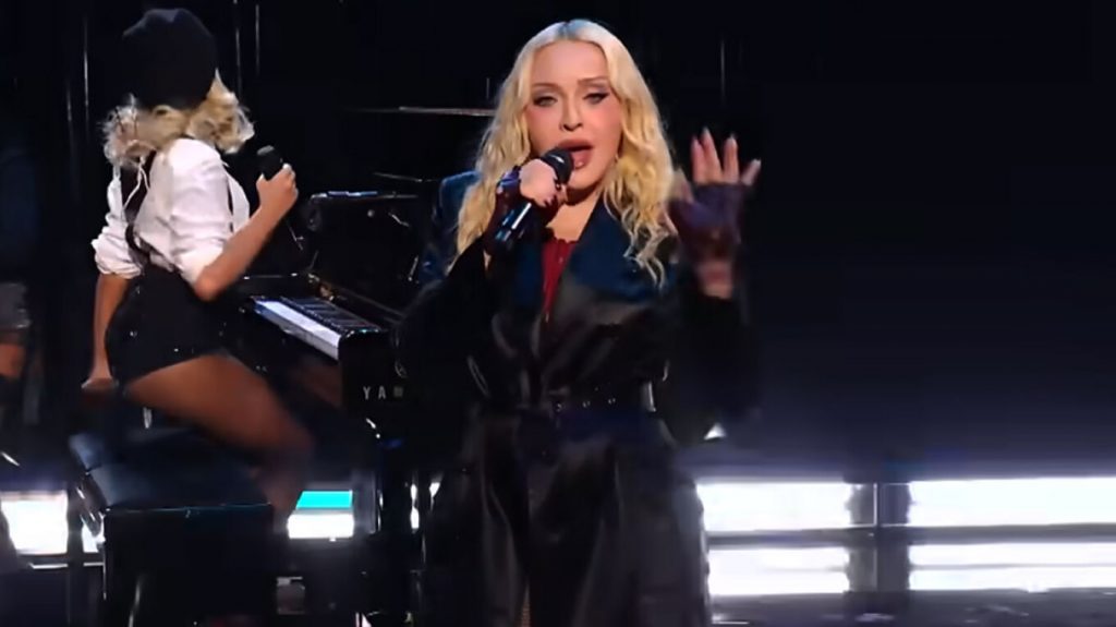 Δίχασε η Μαντόνα με την εμφάνιση της στα MTV VMA μετά από 23 χρόνια: Το αμήχανο «αστείο» και η κατακραυγή στα social media για το σόου