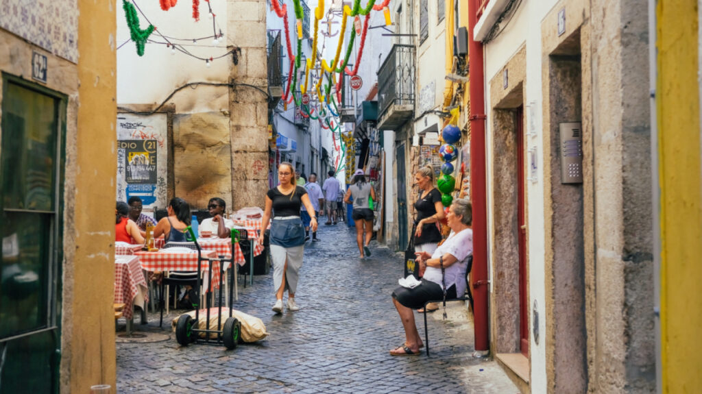 Αυτές είναι οι πιο χαρούμενες πόλεις στον κόσμο για να κάνεις διακοπές - Σε ποια θέση βρίσκεται η Αθήνα