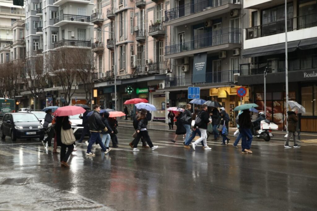 Καιρός: Βροχές, καταιγίδες θυελλώδεις άνεμοι και πτώση της θερμοκρασίας