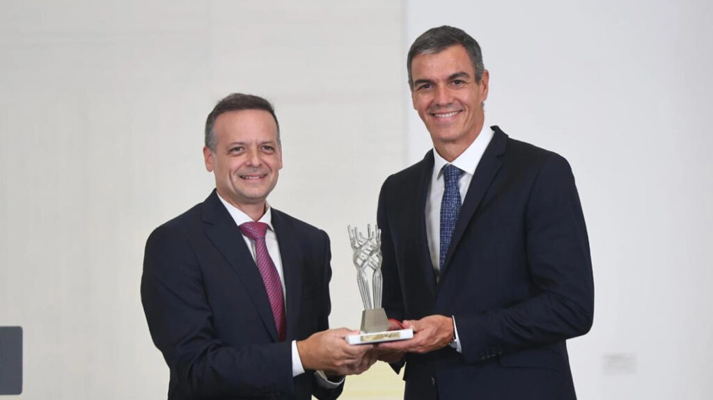 Το Βραβείο Δημοκρατίας της Πόλης των Αθηνών 2026 απένειμε στον Πέδρο Σάντσεθ ο Χάρης Δούκας