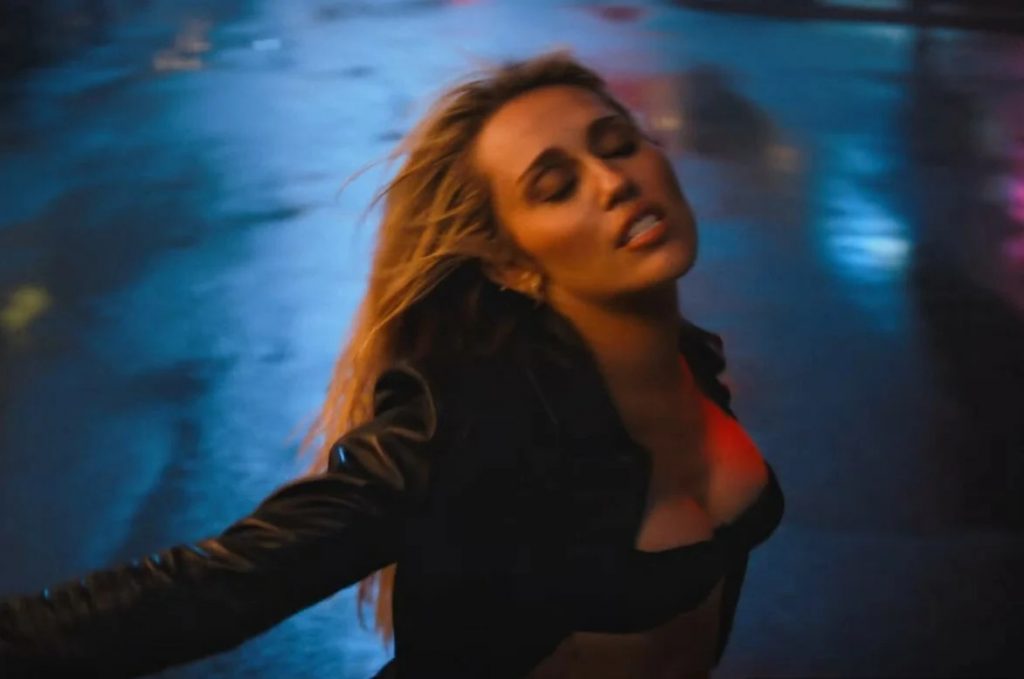 260904143354_bass-persuades-miley-cyrus-neo-single-video-clip