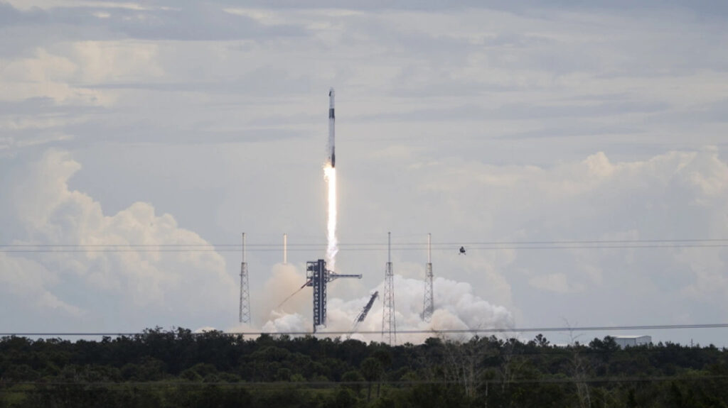 Ο πύραυλος της SpaceX που μεταφέρει τέσσερις αστροναύτες στον Διεθνή Διαστημικό Σταθμό εκτοξεύτηκε σήμερα - Βίντεο
