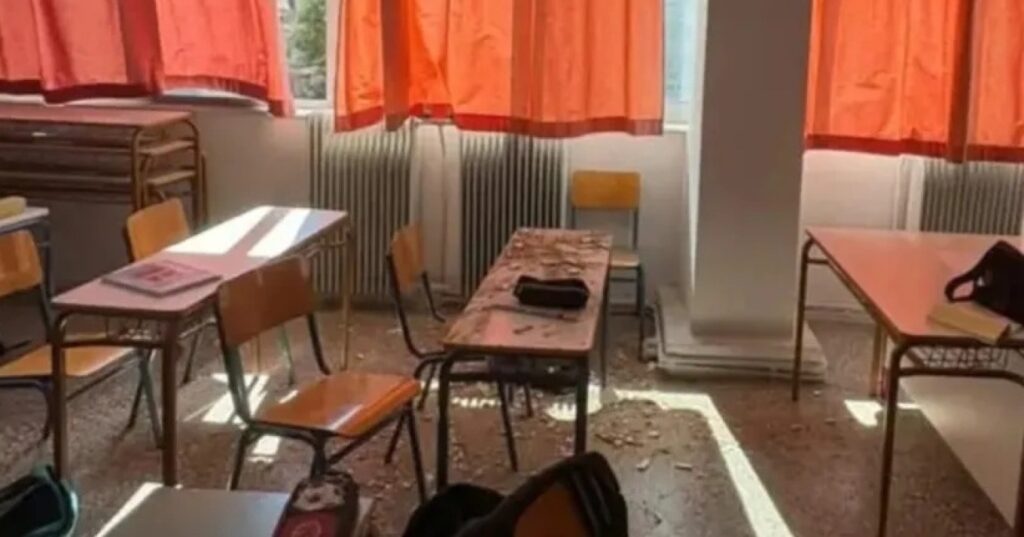 Πάτρα: Τμήμα οροφής έπεσε σε αίθουσα Λυκείου ενώ μέσα βρίσκονταν μαθητές - Κλείνει μέχρι νεωτέρας το σχολείο