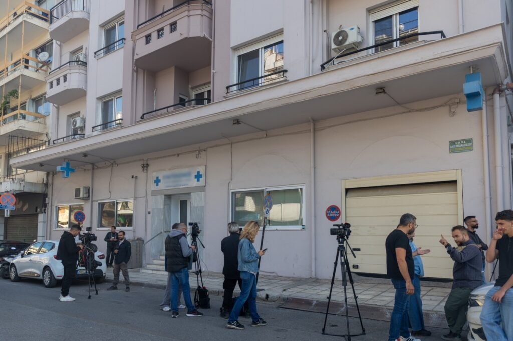 Αντίστροφη μέτρηση για το λουκέτο στην κλινική με τις παράνομες χημειοθεραπείες στη Θεσσαλονίκη: «Δεν έχουμε πού να τους πάμε», λένε συγγενείς 45 ασθενών