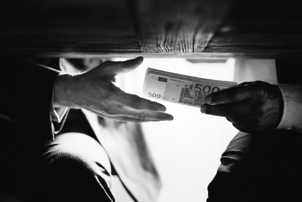 Σκάνδαλο «ημιδιαμονής» στο Δημόσιο: Το ξενοδοχείο που έγινε σύμβουλος υπουργείων με αναθέσεις 900.000 ευρώ