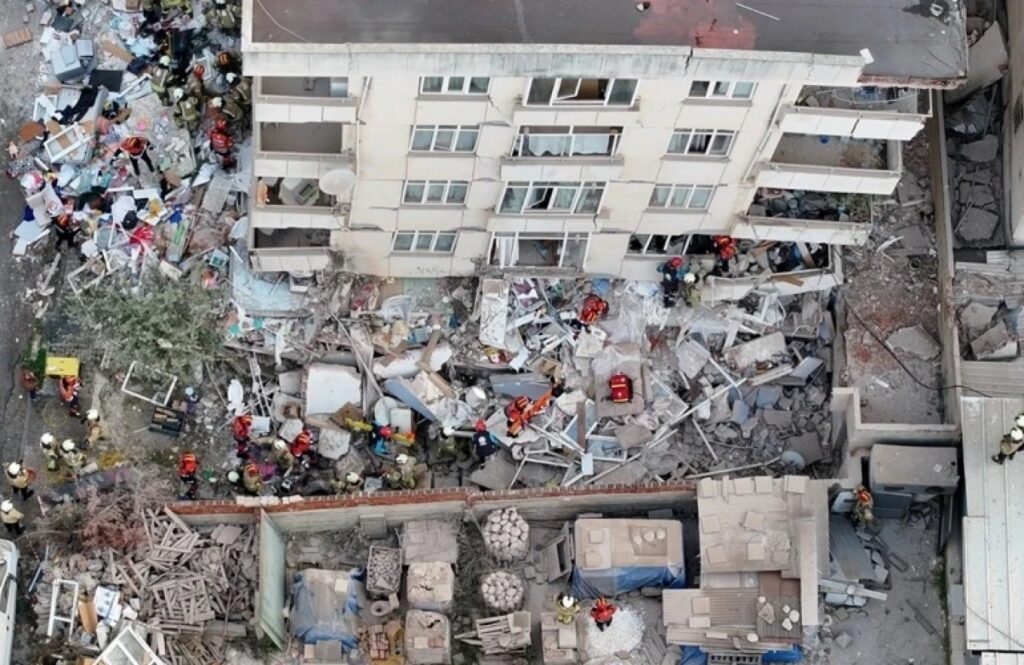 Συναγερμός στην Κωνσταντινούπολη: Κατέρρευσαν τρεις όροφοι πολυκατοικίας, αγωνία για εγκλωβισμένους - Η στιγμή της κατάρρευσης