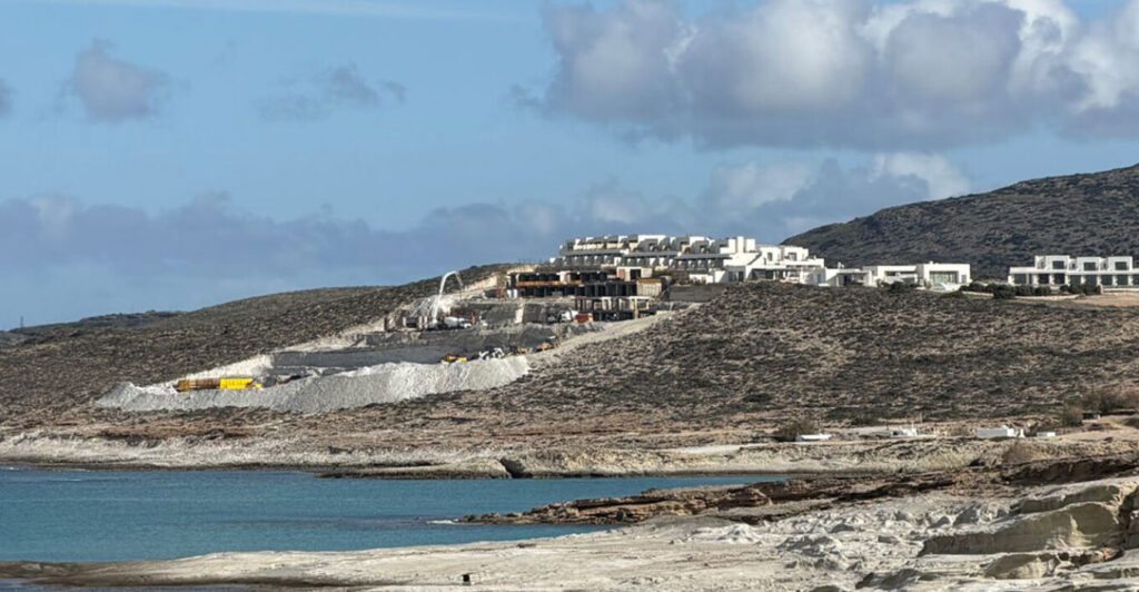 Μήλος: Το πόρισμα που εκθέτει το White Coast για ρύπανση και περιβαλλοντικές παραβάσεις