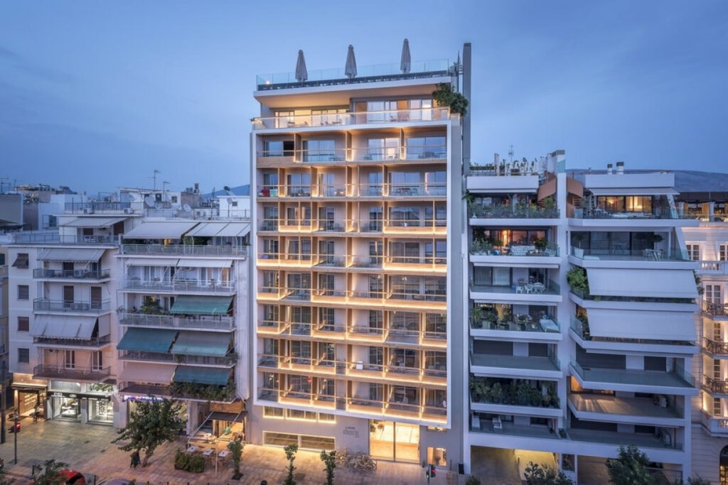 Πρόστιμο στο Ελληνικό Δημόσιο για τη μη κατεδάφιση των ορόφων του ξενοδοχείου Cocomat στου Μακρυγιάννη