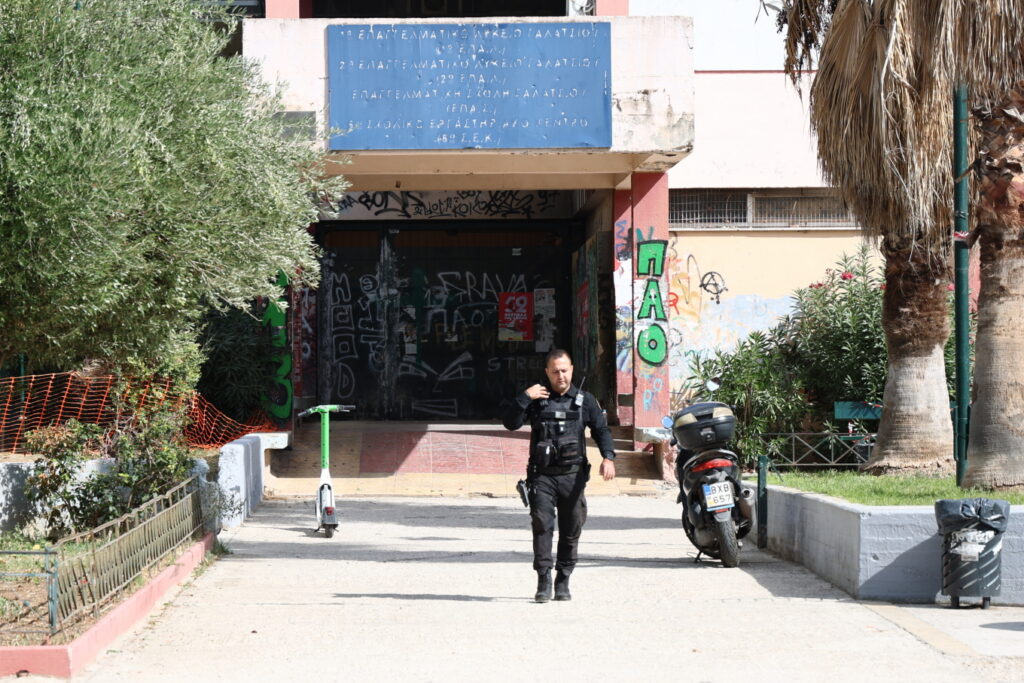 Μάθημα με τηλεκπαίδευση για 4.000 μαθητές στην Γκράβα - Το μυστήριο με την οσμή αερίου και τα ερωτήματα για την ασφάλεια