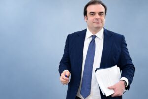 Πιερρακάκης: Αύξηση 30% στο επίδομα θέρμανσης και απευθείας επιδότηση στην αντλία