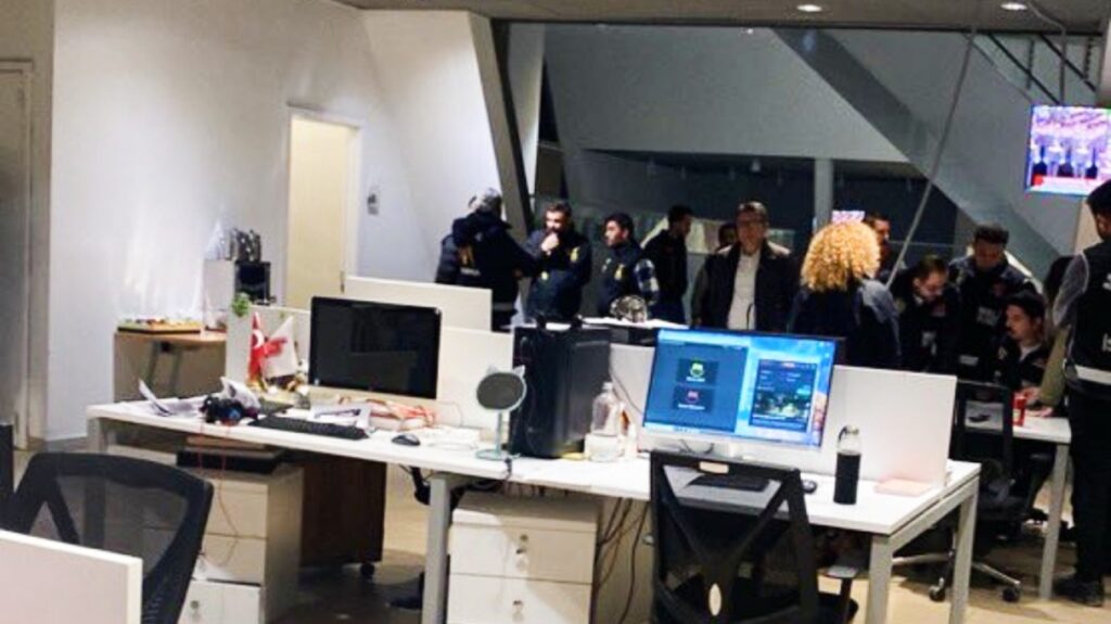 Τουρκία: Η αστυνομία εισέβαλε στα γραφεία αντιπολιτευόμενου καναλιού και έκοψε τη ζωντανή μετάδοση - ΒΙΝΤΕΟ