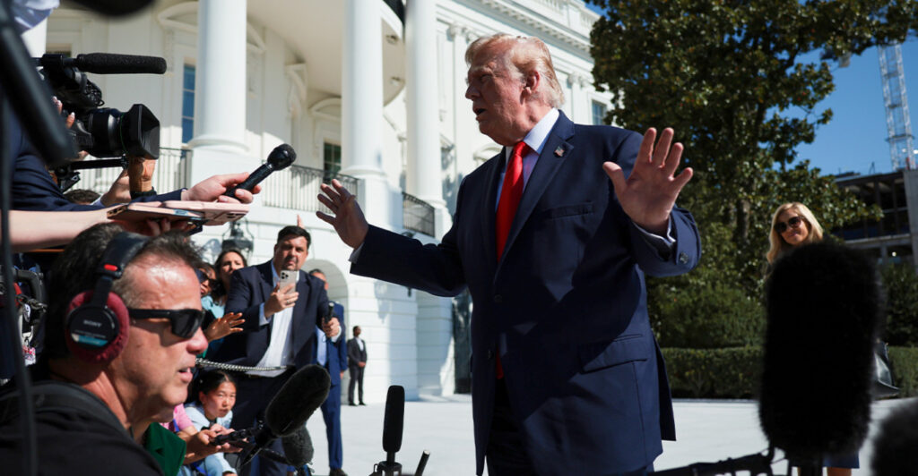 Δικαστική νίκη για τα CNN, MS NOW και Politico: Διατηρούν την πρόσβαση στον Λευκό Οίκο για όσο εκκρεμεί η αγωγή