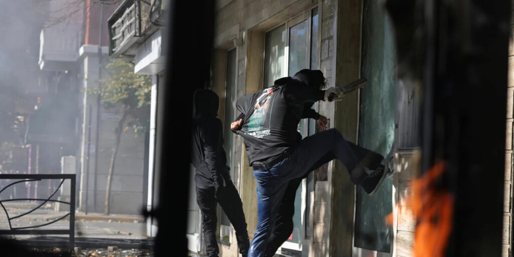 Συγκρούσεις φοιτητών με την αστυνομία στα Τίρανα - Πυρπόλησαν το υπουργείο Παιδείας