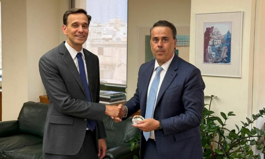Νέα εποχή στην αμερικανική πρεσβεία: Ο «αθόρυβος» διπλωμάτης Τζόσουα Χακ παίρνει το τιμόνι