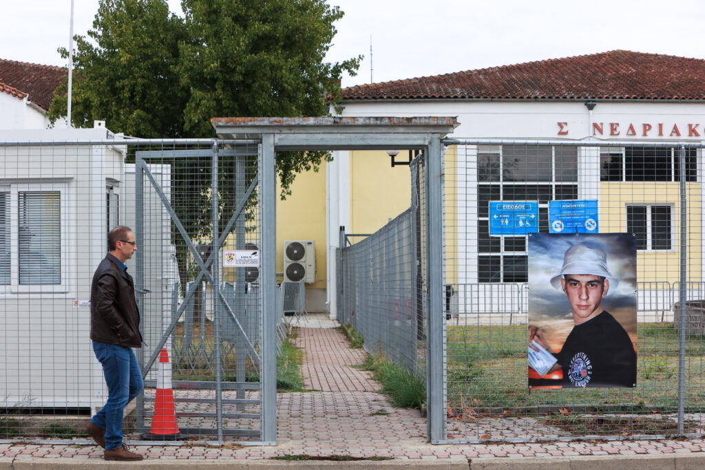 Η δίκη για τα Τέμπη συνεχίζεται με τις καταθέσεις επιζώντων: «Ήταν σαν πολεμική ταινία, νόμιζαν ότι ήμουν νεκρός και με σκέπασαν με μπουφάν»