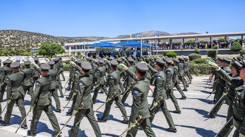 Αλλαγές στις Ένοπλες Δυνάμεις: Συγχωνεύσεις 56 μονάδων και 125 στρατοπέδων - Στο τραπέζι νέες αυξήσεις για τους ένστολους