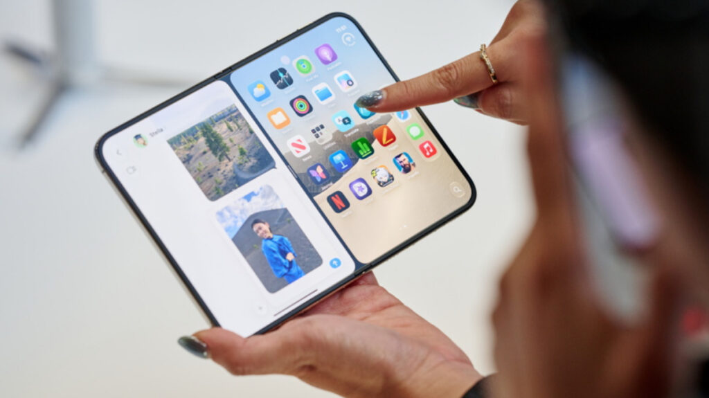 Apple: Ανάρπαστο το πανάκριβο iPhone Duo, εξαντλήθηκε πριν καν κυκλοφορήσει - Μέχρι πότε οι παραδόσεις