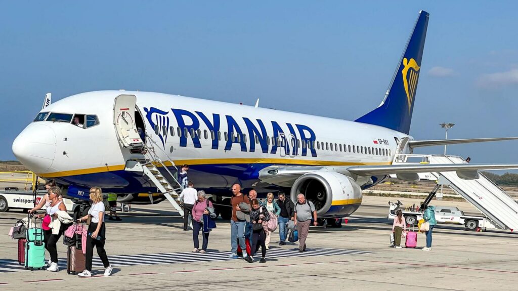 Ryanair: Λουκέτο σε 13 αεροδρόμια, περικοπές πτήσεων και νέα επένδυση 200 εκατ. δολαρίων στην Ιταλία