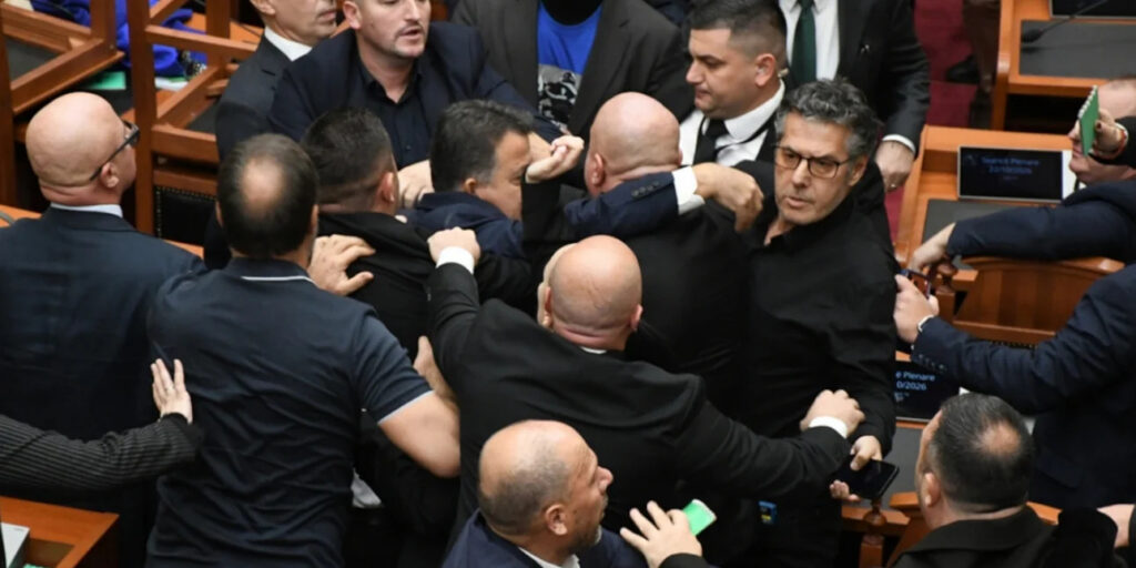 Αλβανία: Βουλευτές πιάστηκαν στα χέρια στο κοινοβούλιο - Βίντεο
