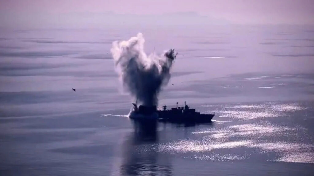 Για πρώτη φορά το Πολεμικό Ναυτικό βύθισε παροπλισμένη φρεγάτα στο Αιγαίο - Βίντεο