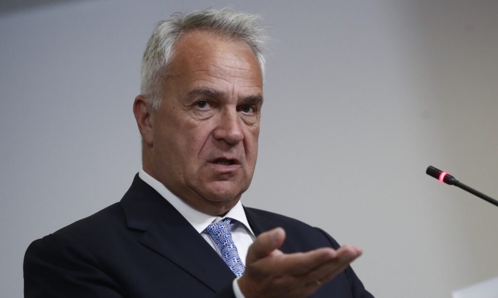 Μάκης Βορίδης για Καραμανλή: Δεν έχει ξεπεράσει το όριο, λέει τη γνώμη του
