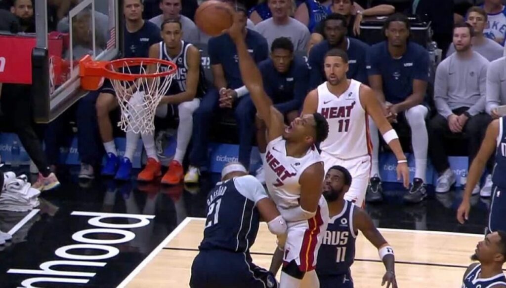 261027082553_giannis-dunk