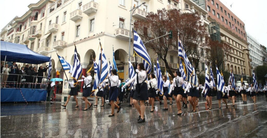 28η Οκτωβρίου: Ποιοι δρόμοι κλείνουν σήμερα σε Αθήνα και Θεσσαλονίκη, πώς θα κινηθούν τα ΜΜΜ, πού ακυρώθηκαν παρελάσεις