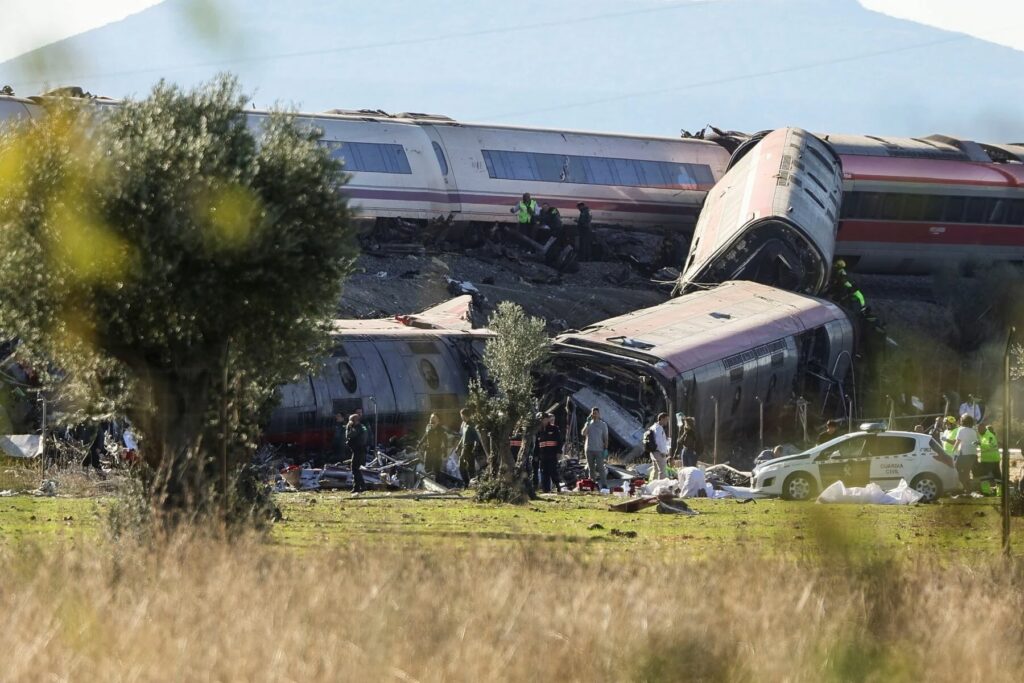 Σύγκρουση τρένων στην Ισπανία: Στους 30 οι νεκροί - Ερευνάται βλάβη στο σύστημα ασφαλείας