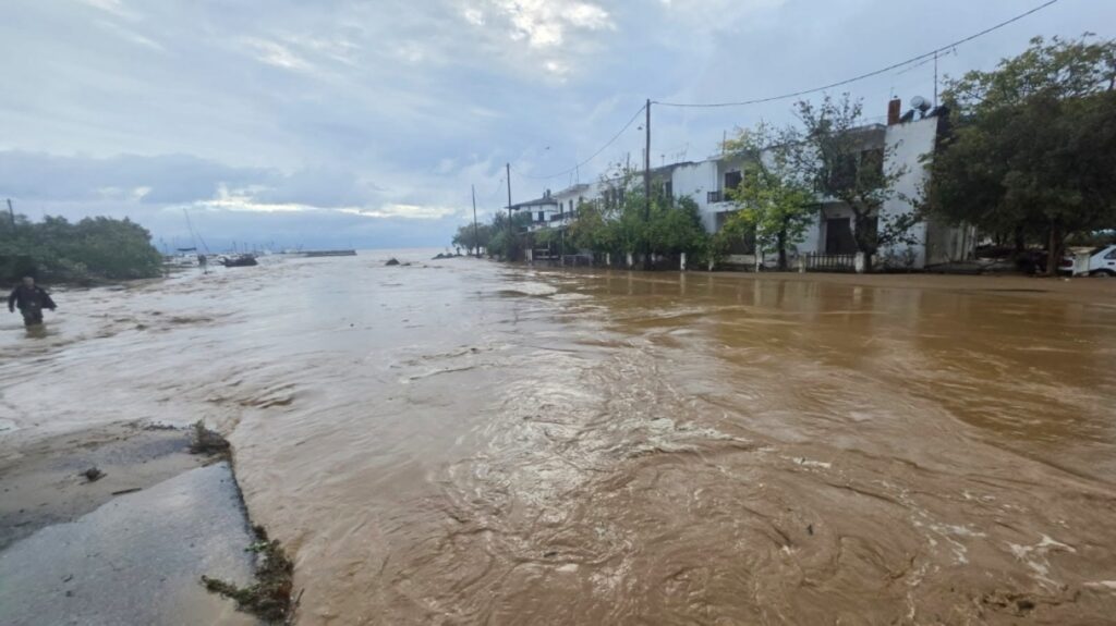 Η επόμενη μέρα της θεομηνίας σε Πήλιο και Σκιάθο: Δρόμοι ποτάμια, πλημμυρισμένες περιουσίες και τεράστιες ζημιές